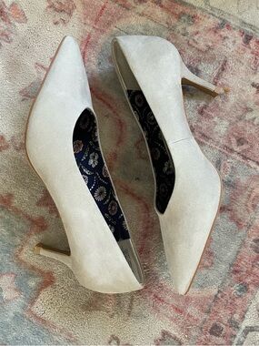 Seychelles Women’s Gray Pointed Toe Mid Heel Pumps